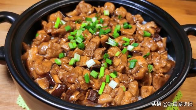  砂锅鸡肉焖|冬天，鸡肉就喜欢这样吃，用砂锅做焖饭，米香肉嫩，天天吃不腻