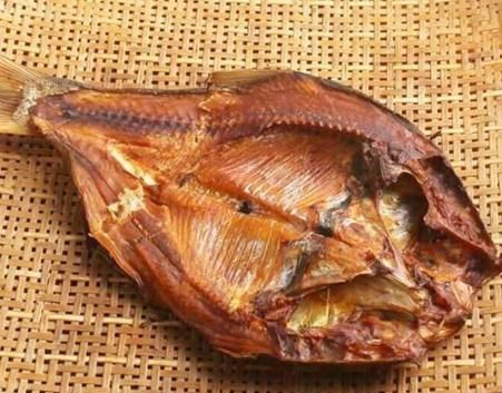  腌制咸鱼|腌咸鱼时，直接抹盐是大错！学会多做一步，咸鱼鲜香入味，特别香