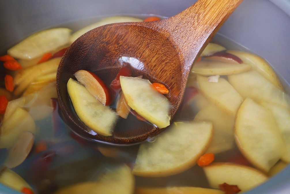 养生汤|女人夜里睡不着觉,93岁老奶奶告诉一个配方,一个苹果解决了问题