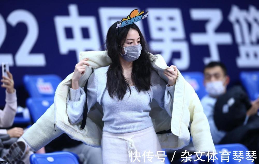 啦啦队|美丽的女球迷,亮相CBA赛场!她们戴着口罩,却更显得活力四射
