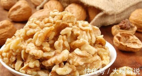 小知识|核桃放久了变黑,还能吃吗?营养师:很多人吃错了,答案都在这里