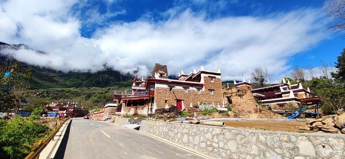 中年|单车单人从北京出发去川西看雪山之六雅拉神山下的藏寨