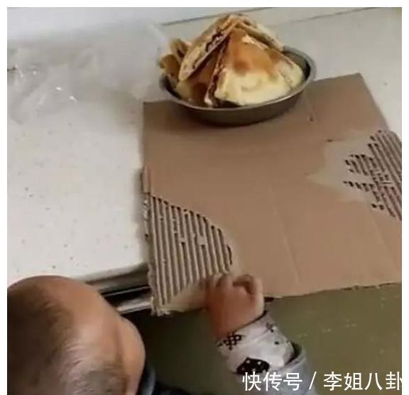 小家伙|宝宝们为了吃想尽各种办法,原来吃货们都这么聪明,不佩服都难!