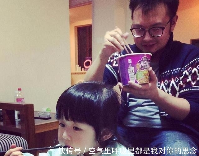 醒来|爸爸带娃,凌晨醒来儿子不见了,找到娃后哭笑不得,又自责不已