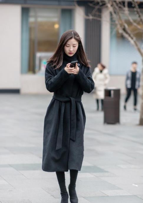 街拍:大衣搭配腰带,提高腰线,穿出完美比例