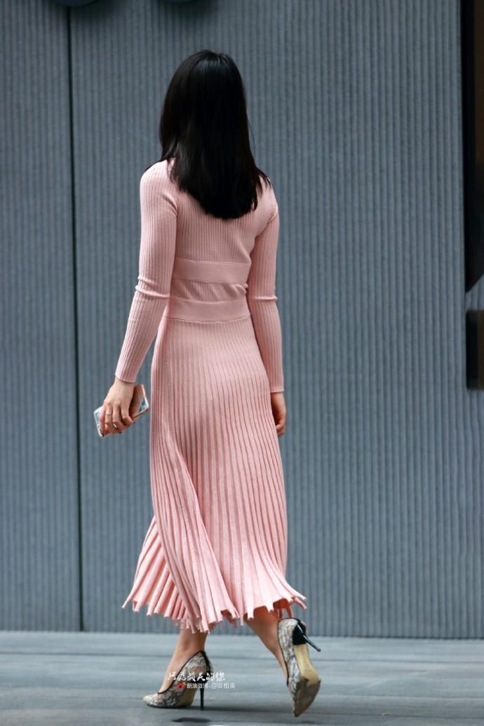 牛仔短裤 小姐姐甜美可爱,粉色的条纹连衣裙穿得真好