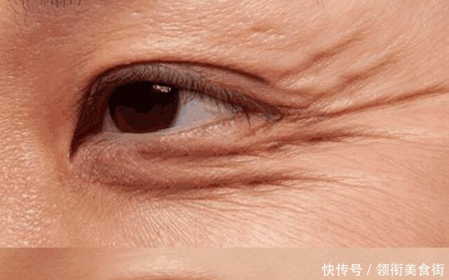 女人不想老太快, 就少用洗面奶! 看下图女人怎么做, 皮肤美白紧致!