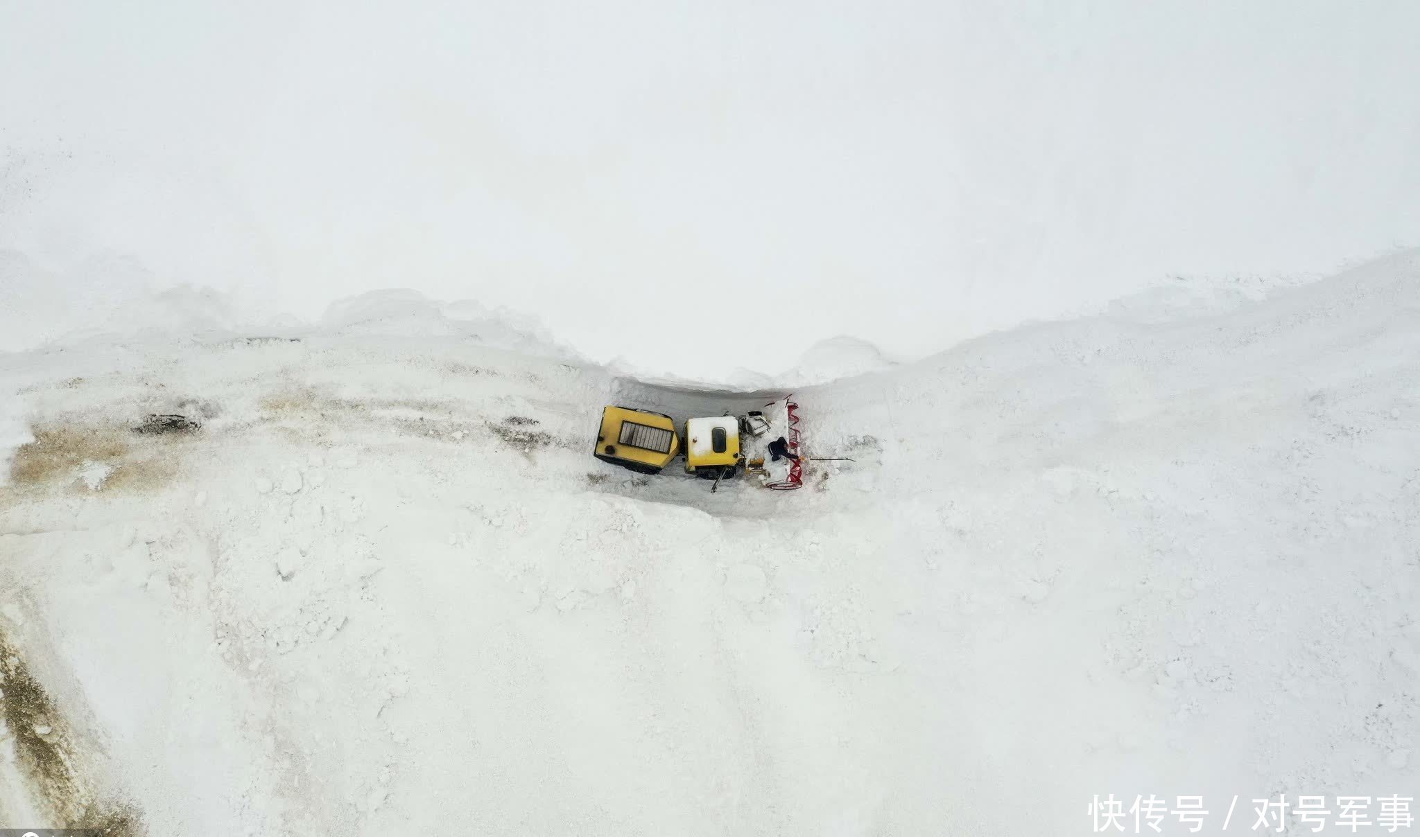 照片|土耳其穆什积雪深厚 航拍扫雪车清理道路