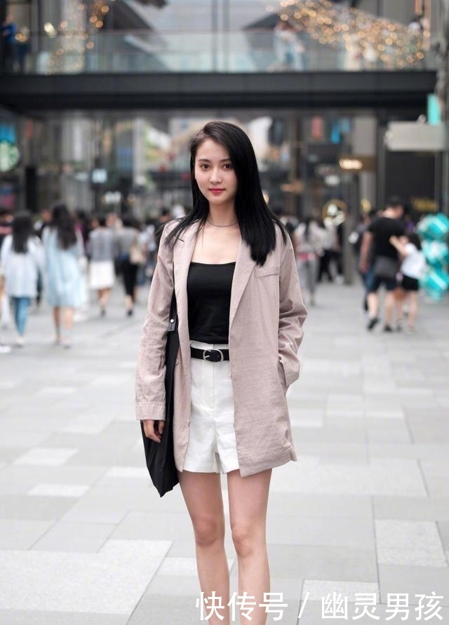 街拍:美女打扮穿着小清新范,显得很活泼,又有小女生的娇美!