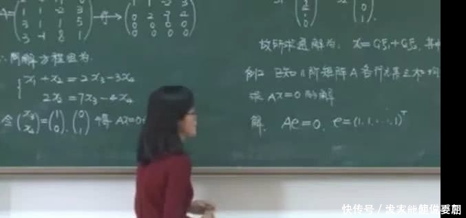 大学美女数学老师的板书堪比“印刷体”，字迹工整规范以致无人逃课