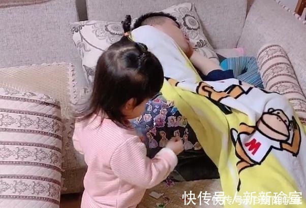女儿|“最时尚奶爸”被女儿贴了满裤子画火了,宝宝静悄悄,准是在作妖!