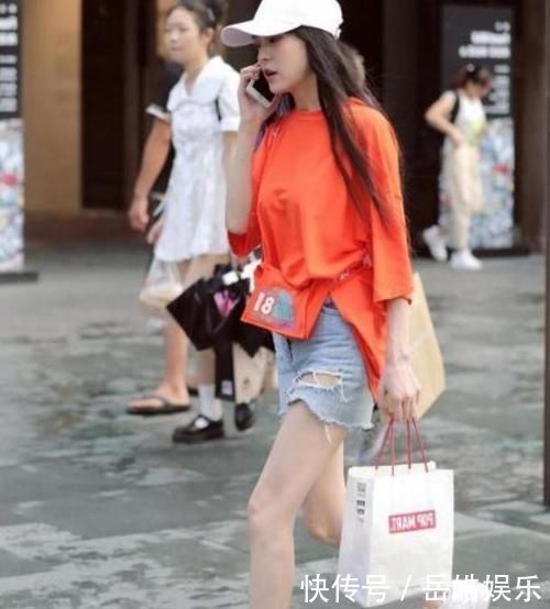 街拍|街拍小姐姐一件白色圆领T恤搭配灰色牛仔短裤，尽显时尚魅力