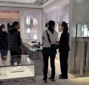 那英带女儿在伦敦买奢侈品,被指嗓门大态度凶,女儿家教严格乖巧