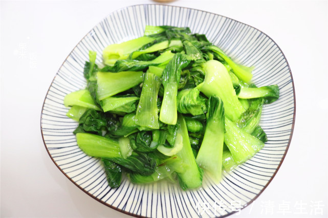 轻食晚餐|一家人的轻食晚餐，3个家常菜，一锅玉米粥，网友：美好晚餐