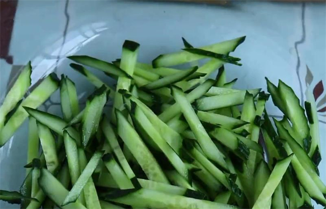 饭店|怪不得饭店的凉拌黄瓜那么好吃,原来技巧如此简单,看一遍就学会