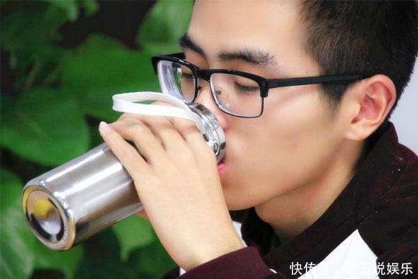 警告,有1种水会致癌,不是隔夜水也不是千滚水,很多人却经常喝