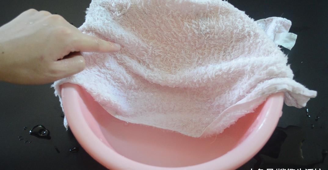 洗洁精|清洗毛巾别再用肥皂了, 用它泡一泡, 多脏多旧的毛巾也能洁白如新