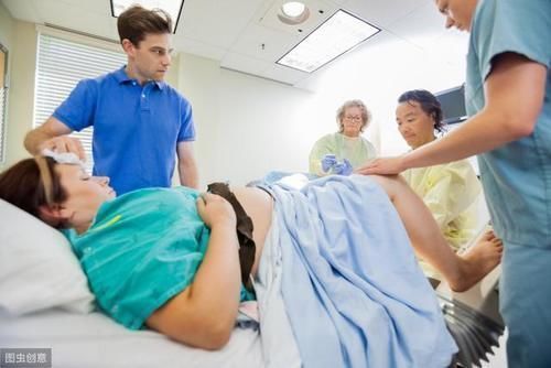 医生|28岁产妇生下双胞胎,医生正要缝线时,产妇却大喊“请等一下”