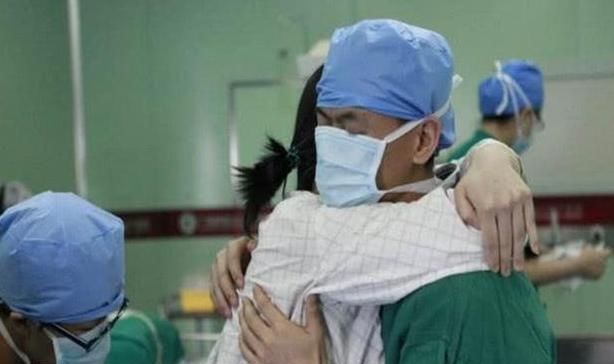 举动|宝妈分娩前阵痛难忍，“最暖丈夫”下意识的举动，网友不淡定了