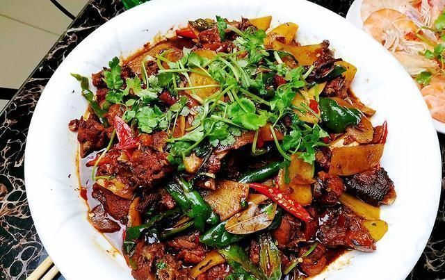 夜饭分享给|儿子领女友回家过年,看看妈妈做的年夜饭,网友这是想当婆婆了