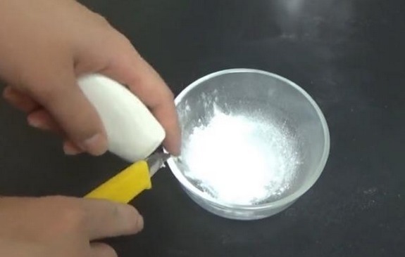 洗衣服不要只放洗衣液,里面扔两个它,多脏的衣服都能干净如新