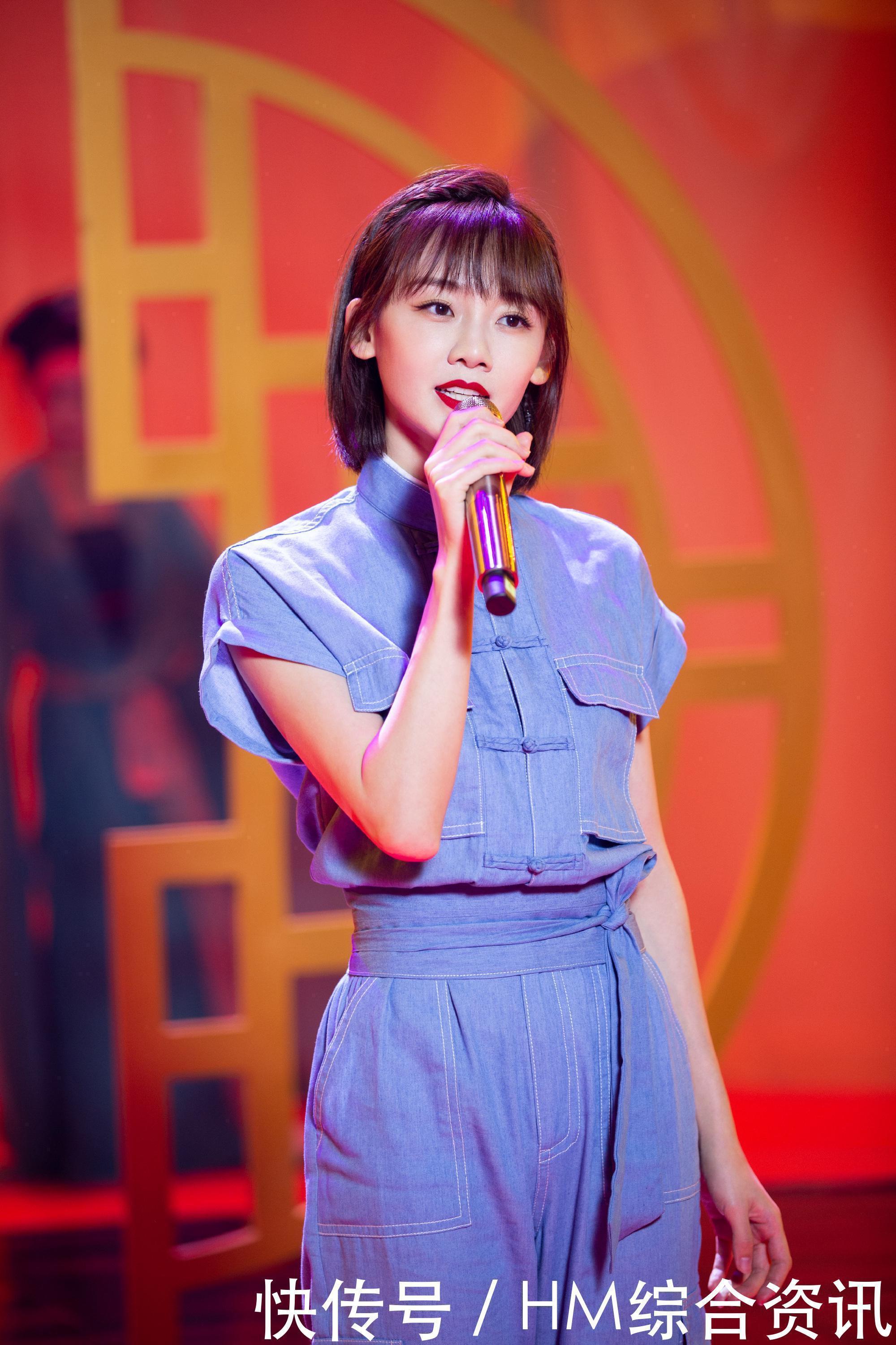 郑恺|郑恺夫妻档上跑男,苗苗产后恢复状态佳,格纹衬衫配纱裙甜美