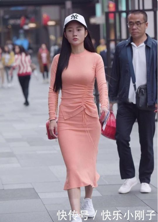 身姿|时尚显瘦的夏日穿搭，一身粉嫩连衣裙，展现傲人身姿