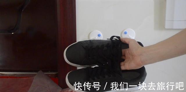 在门上贴一个挂钩,用途太棒了,很多家庭还不知道,早些提示家人!