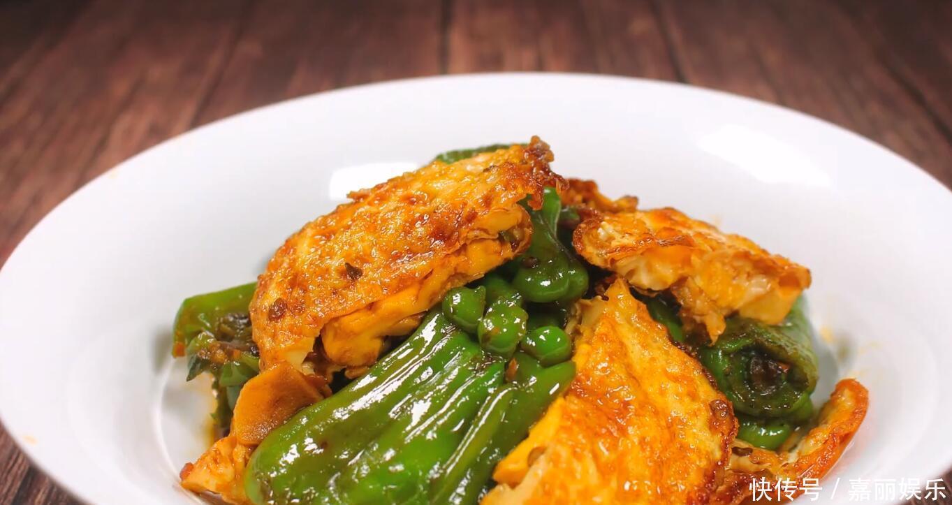  青椒炒荷包蛋家常做法，焦香美味简单快捷，营养开胃又下饭