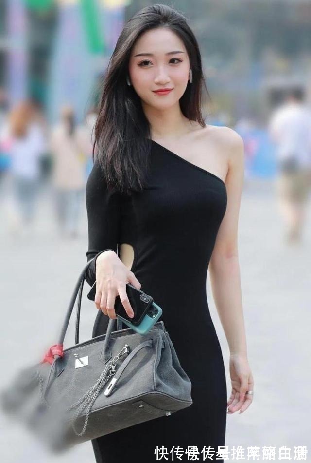 青春|扎馬尾的小姐姐，穿運動背心和瑜伽褲，盡顯青春活力