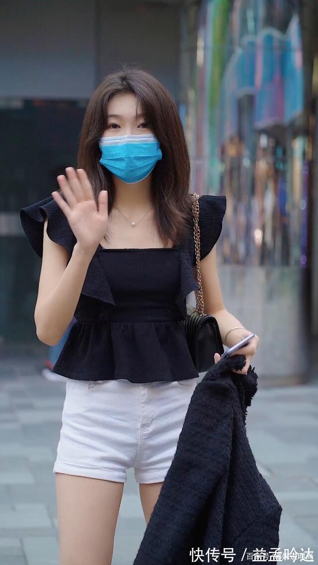 小妹 黑荷叶衫搭配白色超短裤,经典黑白搭配,别具一格