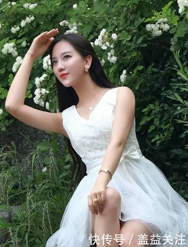 白色连衣裙 仙气飘飘的白色连衣裙，上身宛如仙女一般美丽