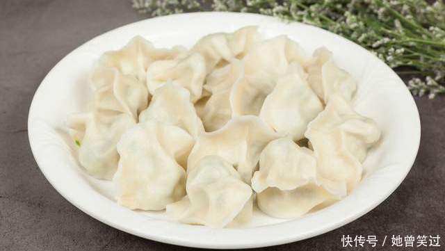 白菜饺子调馅有诀窍,照着做,白菜不出水,饺子鲜嫩多汁味道好