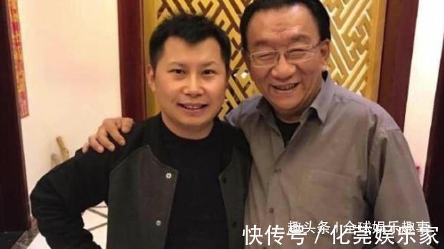 点赞量@73岁侯耀华秀书法,作品价值不菲,徒弟何云伟也成了书画名家