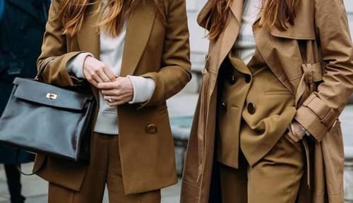 ?女人到了中年，穿衣打扮要“得体”，更要学会不装嫩也不显老