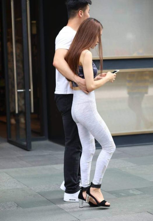 美女|街拍:相貌清秀的短发美女,优雅的着装,漏出小蛮腰。