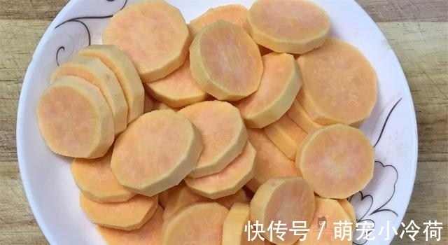 家里有红薯的可以试试这么做,外酥内软,好吃到拿肉都不换