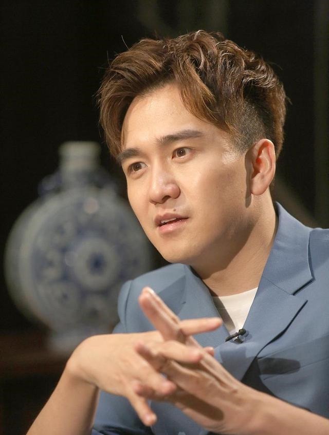 翟天临|翟天临辛芷蕾未分手与友人聚餐后同返爱巢好甜蜜,被疑同居引热议