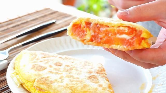 番茄鸡蛋饼|番茄和鸡蛋别只会炒着吃了，搭配一张手抓饼，10分钟做好营养早餐