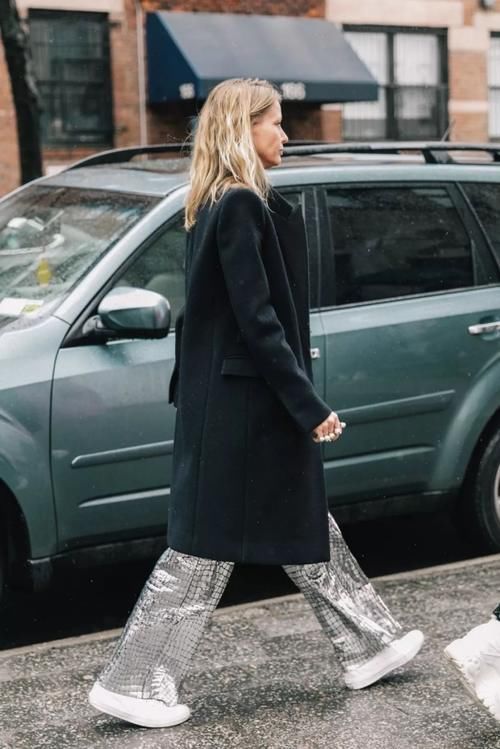 今年冬天，黑色大衣又火了！