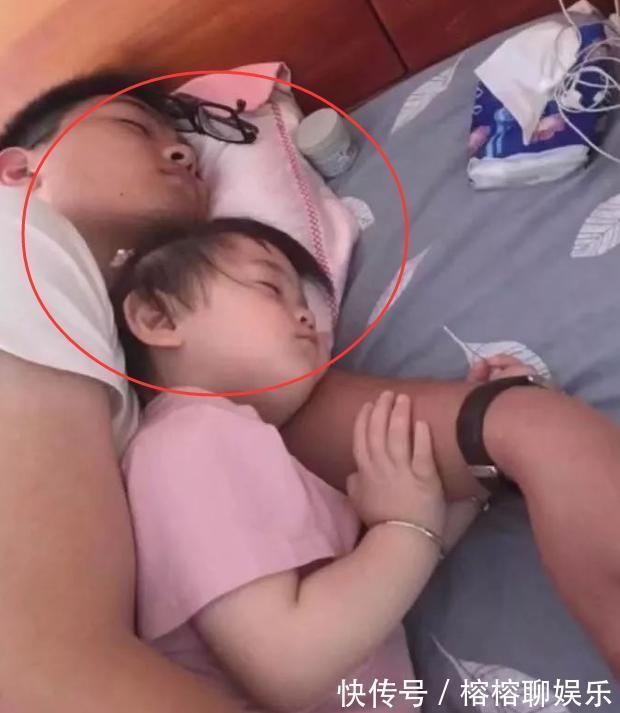 儿子|爸爸搂“小情人”睡觉，儿子表情抢戏，网友没有对比就没有伤害