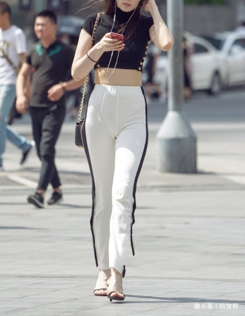 显高显瘦 罗马高跟鞋,搭配牛仔裤,修饰腿部线条美感,时髦十足