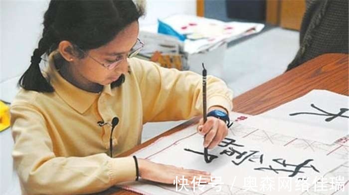 中小学#世界都在学习汉语,我们小学生连毛笔都不会拿,更别提间架结构