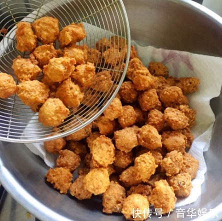 炸丸子时,千万别用淀粉了!换成“它”,丸子外酥里嫩不油腻