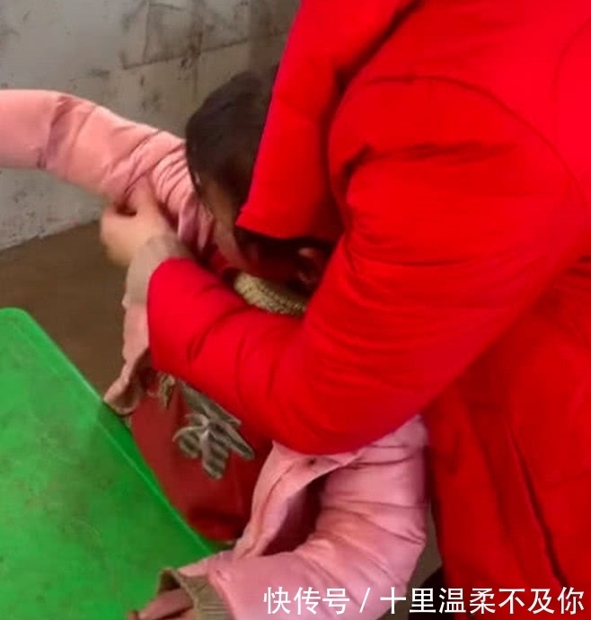 进城|妈妈进城打工2年回乡,回家孩子抬头的瞬间,妈妈愧疚极了