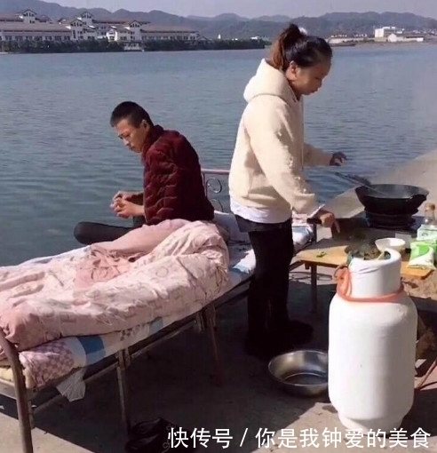 一日三餐|男子痴迷钓鱼，竟将家搬到了河边过起了日子，一日三餐睡全部解决