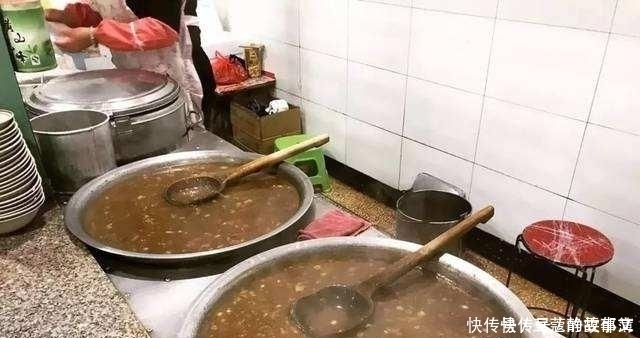 这脏兮兮的食物,是国内知名小吃,外地人吃不惯,本地人离不开!