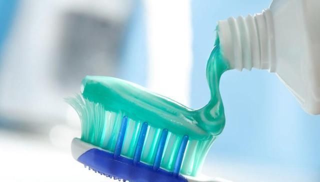 白衣服好看但容易脏,掌握好7个小妙招,轻松解决生活难题