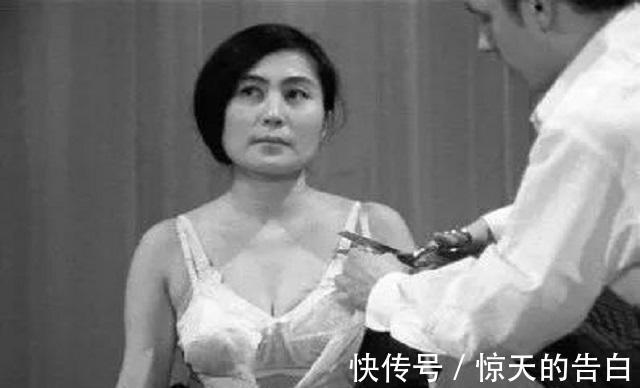 日本&日本女艺术家把剪刀交给观众,任其剪碎衣物,直到身上一丝不挂