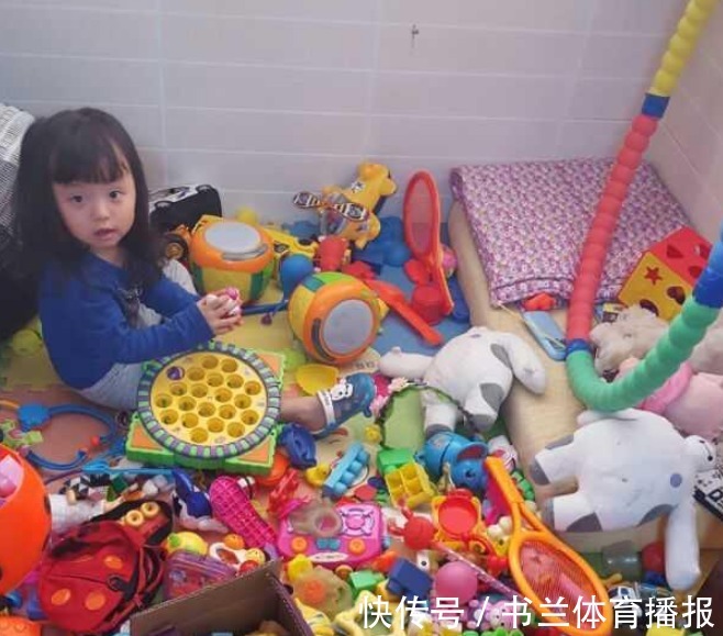 白菜|1岁娃把超市桃子都戳了个洞,硬核老妈指指榴莲:别怕疼使劲拍